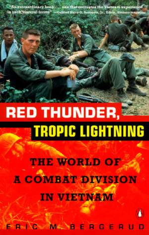 Red Thunder Tropic Lightning: The World of a Combat Division in Vietnam de Eric M. Bergerud