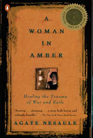 A Woman in Amber: Healing the Trauma of War and Exile de Agate Nesaule