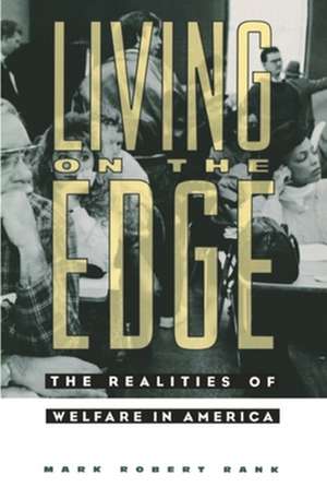 Living on the Edge – The Realities of Welfare in America (Paper) de Mark Robert Rank