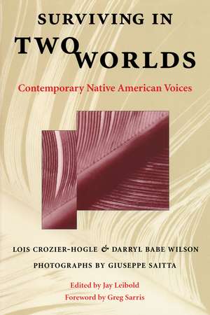 Surviving in Two Worlds: Contemporary Native American Voices de Lois Crozier-Hogle