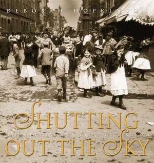 Shutting Out the Sky: Life in the Tenements of New York 1880-1924 de Deborah Hopkinson