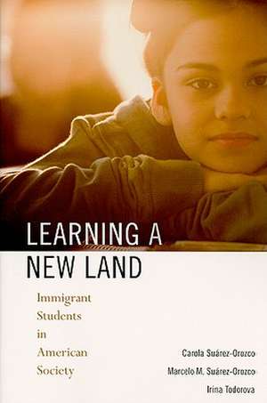 Learning a New Land – Immigrant Students in American Society de Carola Suarez–orozco