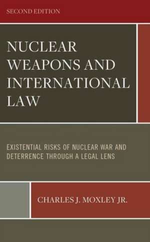 Nuclear Weapons and International Law de Charles J Moxley