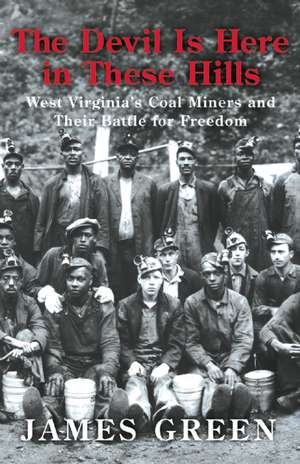 The Devil Is Here in These Hills: West Virginia's Coal Miners and Their Battle for Freedom de James Green