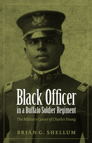 Black Officer in a Buffalo Soldier Regiment: The Military Career of Charles Young de Brian G. Shellum