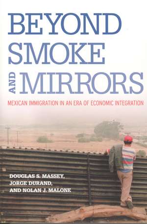 Beyond Smoke and Mirrors: Mexican Immigration in an Era of Economic Integration de Douglas S. Massey