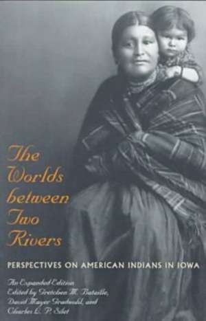 The Worlds between Two Rivers: Perspectives on American Indians in Iowa de Gretchen M. Bataille