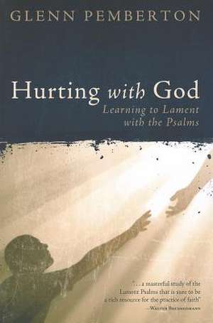 Hurting with God: Learning to Lament with the Psalms de Glenn Pemberton