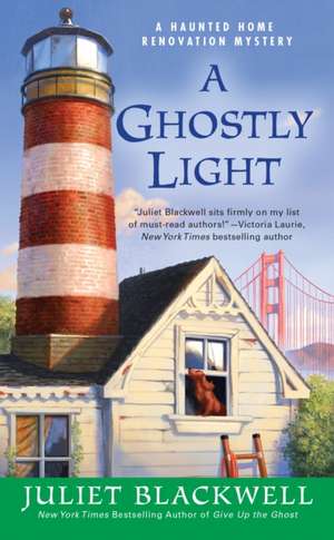 A Ghostly Light: A Haunted Home Renovation Mystery de Juliet Blackwell