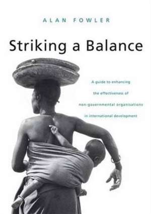 Striking a Balance: A Guide to Enhancing the Effectiveness of Non-Governmental Organisations in International Development de Alan Fowler