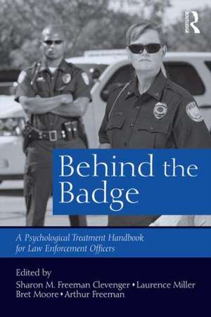 Behind the Badge: A Psychological Treatment Handbook for Law Enforcement Officers de Sharon M. Freeman Clevenger