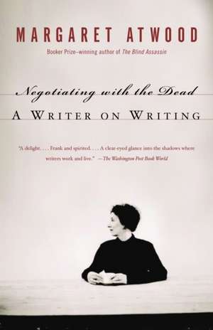 Negotiating with the Dead: A Writer on Writing de Margaret Atwood