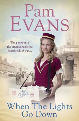 When the Lights Go Down: The glamour of the cinema heals the heartbreak of war... de Pamela Evans