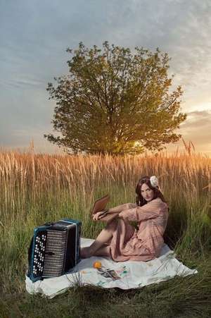 Retro Woman in a Field Journal de Cool Image