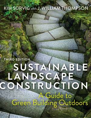 Sustainable Landscape Construction, Third Edition: A Guide to Green Building Outdoors de Kim Sorvig