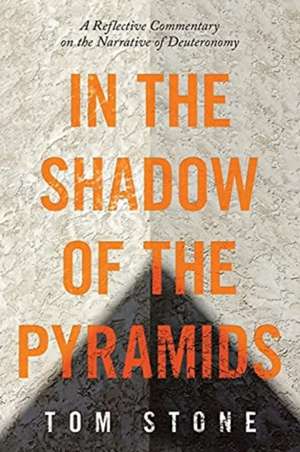 In the Shadow of the Pyramids: A Reflective Commentary on the Narrative of Deuteronomy de Tom Stone