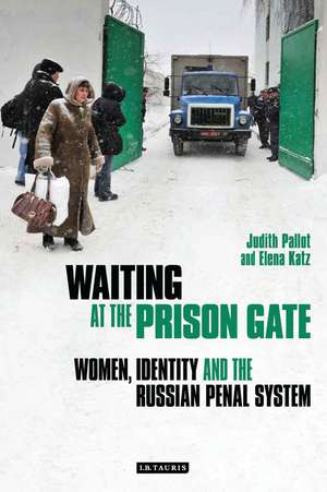 Waiting at the Prison Gate: Women, Identity and the Russian Penal System de Judith Pallott