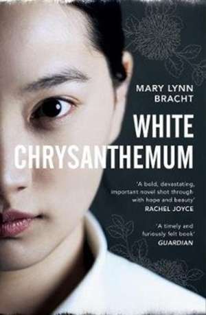 White Chrysanthemum de Mary Lynn Bracht