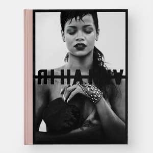 The Rihanna Book: Limited Edition (Fenty X Phaidon) Featuring a Tattooed Hand Stand de Rihanna