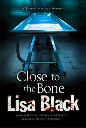 Close to the Bone: A Theresa MacLean Forensic Mystery de Lisa Black