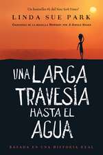 Una Larga Travesía Hasta El Agua: Basada en una historia real (A Long Walk to Water Spanish edition)