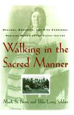 Walking in the Sacred Manner: Healers, Dreamers, and Pipe Carriers--Medicine Women of the Plains