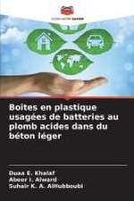 Boîtes en plastique usagées de batteries au plomb acides dans du béton léger